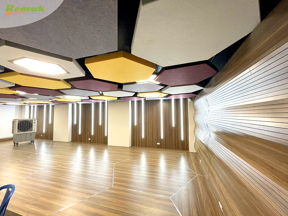 Remak® Acoustics Flexible Wood được sử dụng để tiêu âm, trang trí tầng bán hầm, tòa nhà 7 tầng, tại Đại học Ngoại thương Hà Nội