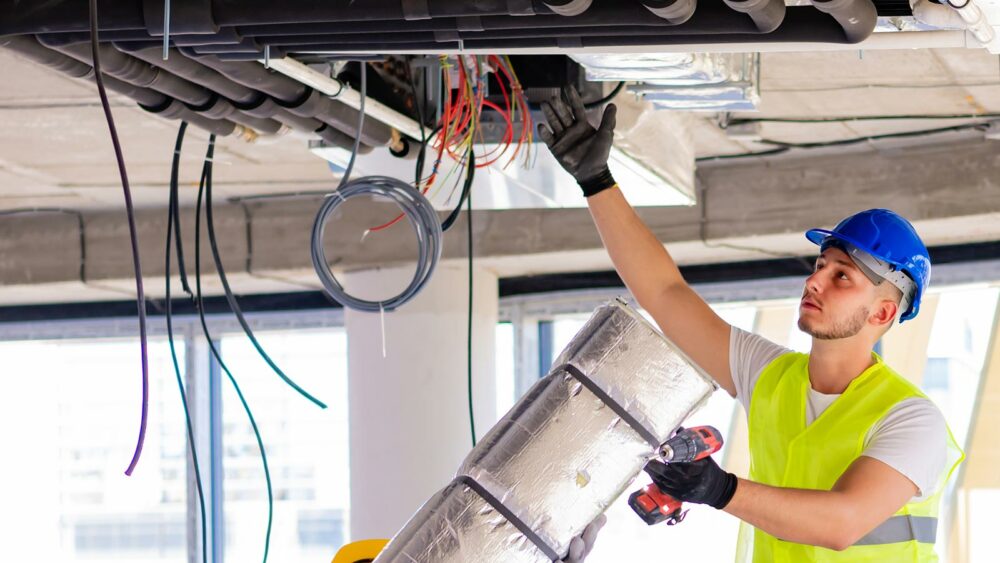 Vệ sinh kiểm tra ống gió cẩn thận trước khi dán gioăng xốp