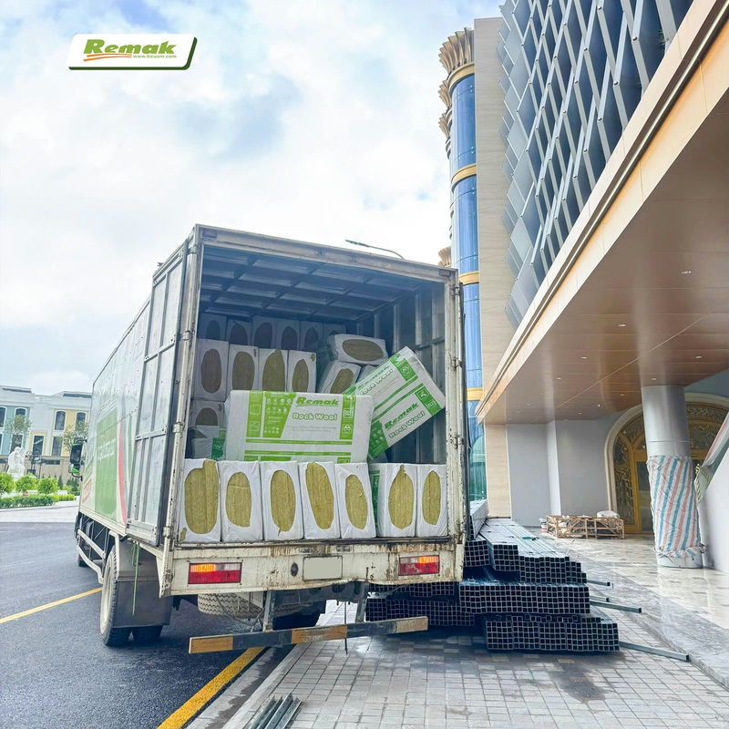 Bông khoáng chất lượng cao Remak được xếp thành kiện, dễ vận chuyển và thi công